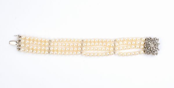 Bracciale in oro con 4 fili di perle e diamanti  - Asta Gioielli, Orologi e Penne - Associazione Nazionale - Case d'Asta italiane