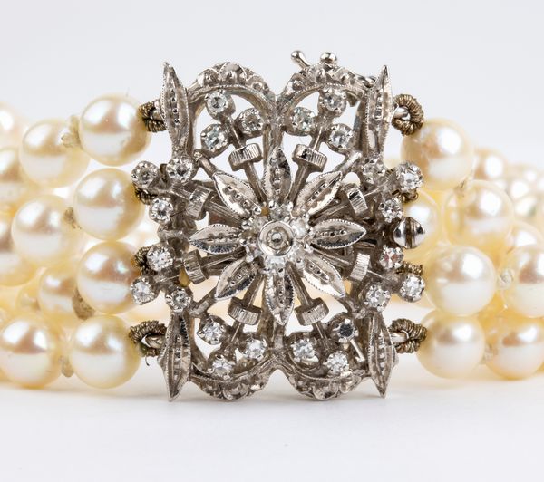 Bracciale in oro con 4 fili di perle e diamanti  - Asta Gioielli, Orologi e Penne - Associazione Nazionale - Case d'Asta italiane