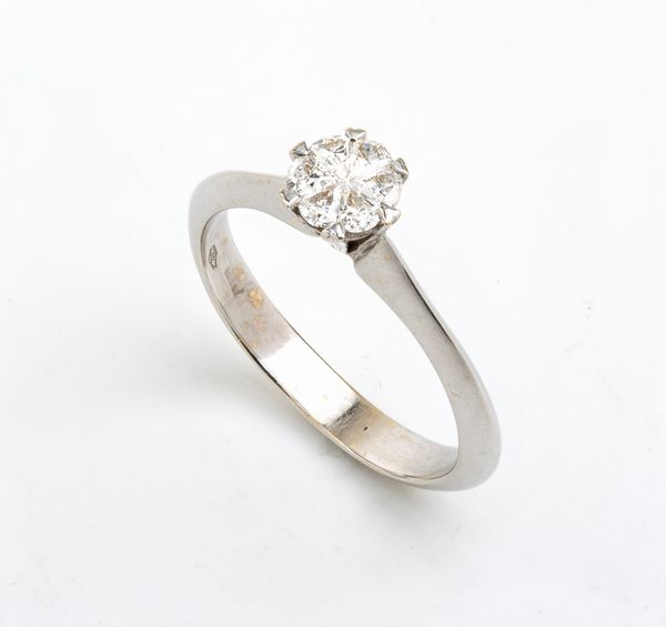 Anello solitario in oro con diamanti  - Asta Gioielli, Orologi e Penne - Associazione Nazionale - Case d'Asta italiane