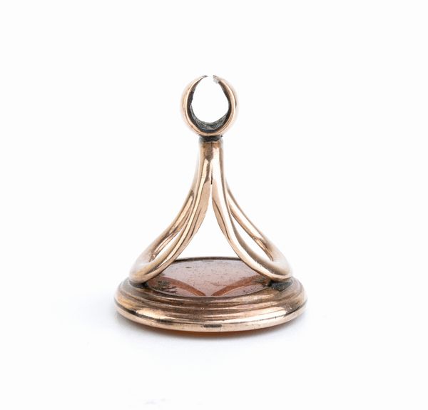 Sigillo stile archeologico in oro incastonato con corniola  - Asta Gioielli, Orologi e Penne - Associazione Nazionale - Case d'Asta italiane