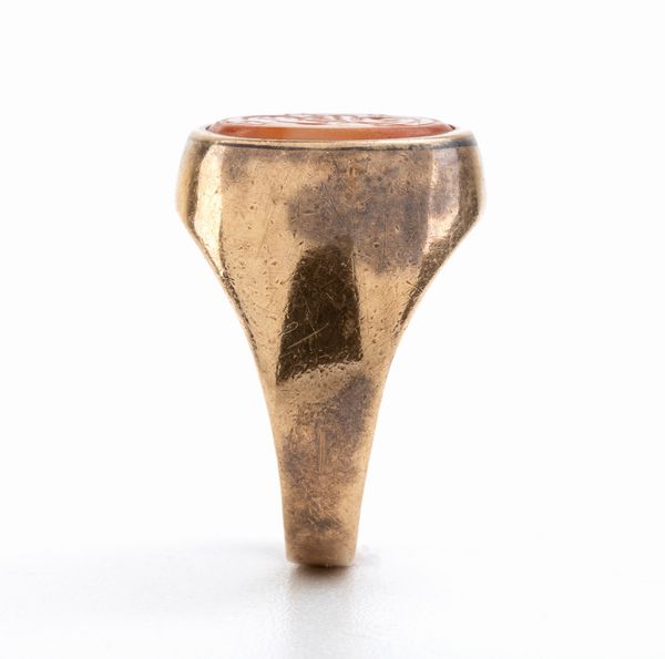 Anello stile archeologico in oro incastonato con corniola  - Asta Gioielli, Orologi e Penne - Associazione Nazionale - Case d'Asta italiane