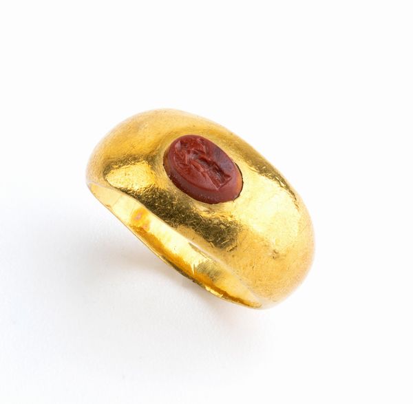 Anello stile archeologico in oro incastonato con diaspro rosso  - Asta Gioielli, Orologi e Penne - Associazione Nazionale - Case d'Asta italiane