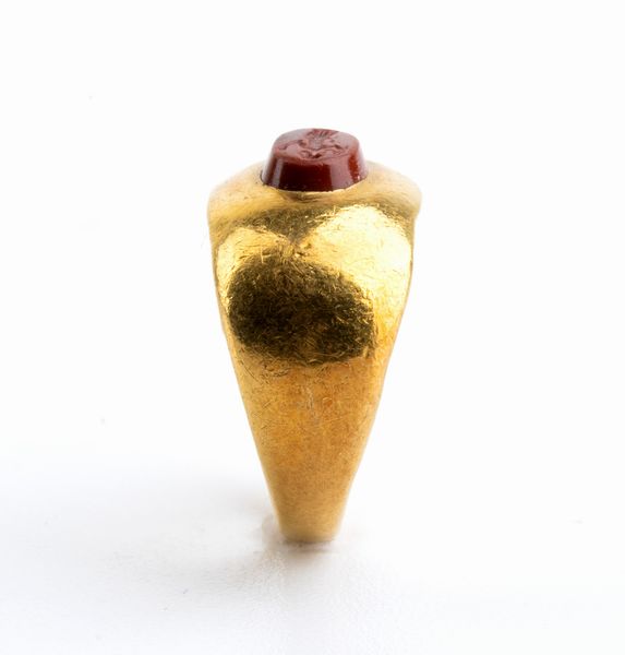 Anello stile archeologico in oro incastonato con diaspro rosso  - Asta Gioielli, Orologi e Penne - Associazione Nazionale - Case d'Asta italiane