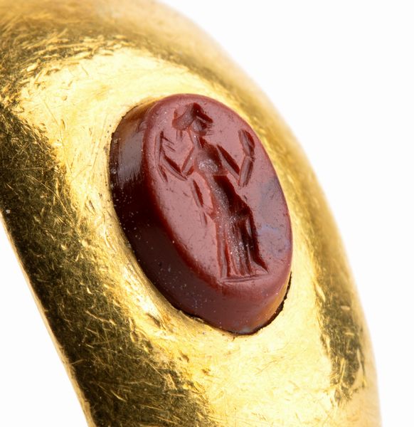 Anello stile archeologico in oro incastonato con diaspro rosso  - Asta Gioielli, Orologi e Penne - Associazione Nazionale - Case d'Asta italiane