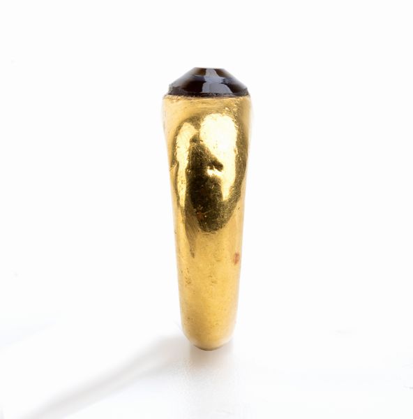 Anello stile archeologico in oro incastonato con agata  - Asta Gioielli, Orologi e Penne - Associazione Nazionale - Case d'Asta italiane
