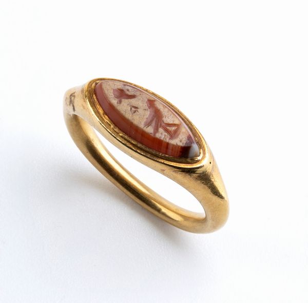 Anello stile archeologico in oro incastonato con agata  - Asta Gioielli, Orologi e Penne - Associazione Nazionale - Case d'Asta italiane