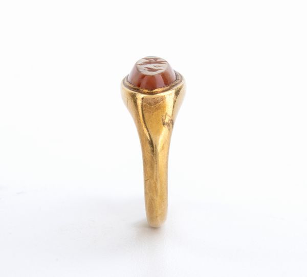 Anello stile archeologico in oro incastonato con agata  - Asta Gioielli, Orologi e Penne - Associazione Nazionale - Case d'Asta italiane