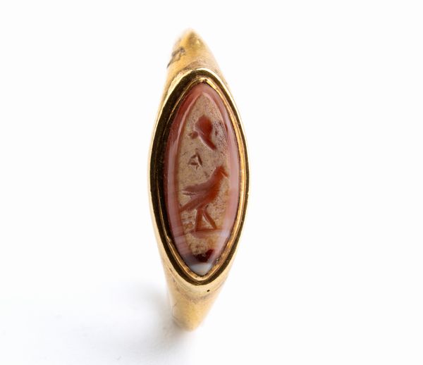 Anello stile archeologico in oro incastonato con agata  - Asta Gioielli, Orologi e Penne - Associazione Nazionale - Case d'Asta italiane