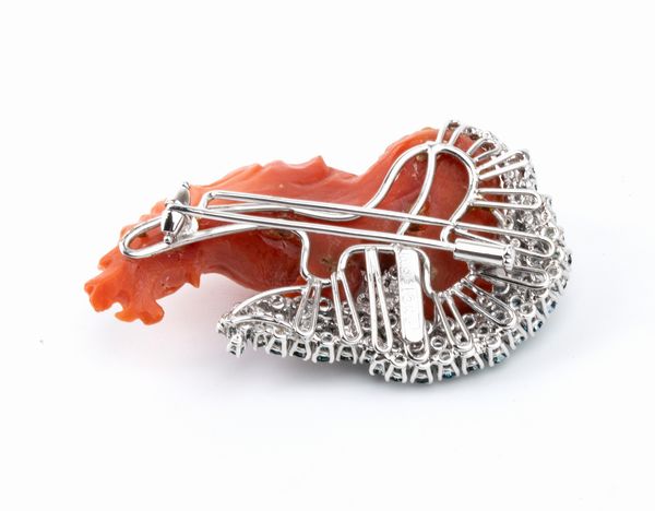 ASCIONE : Spilla in oro, corallo cerasuolo e diamanti blu  - Asta Gioielli, Orologi e Penne - Associazione Nazionale - Case d'Asta italiane