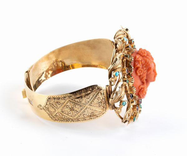 Bracciale rigido in oro con cammeo in corallo Mediterraneo  - Asta Gioielli, Orologi e Penne - Associazione Nazionale - Case d'Asta italiane