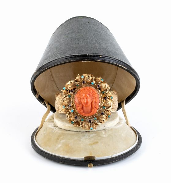 Bracciale rigido in oro con cammeo in corallo Mediterraneo  - Asta Gioielli, Orologi e Penne - Associazione Nazionale - Case d'Asta italiane