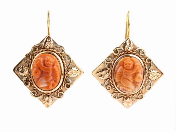 Orecchini in oro e cammei in corallo cerasuolo  - Asta Gioielli, Orologi e Penne - Associazione Nazionale - Case d'Asta italiane