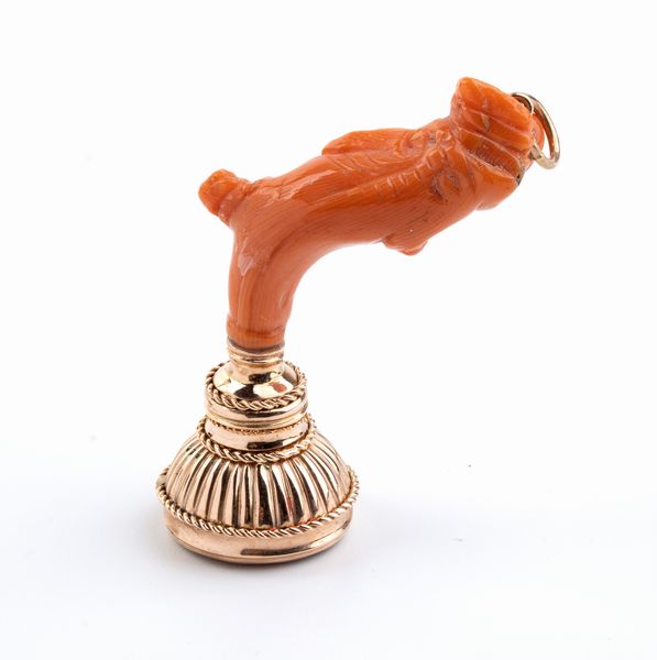 Maestranze trapanesi : Pendente con sigillo in oro e corallo Mediterraneo  - Asta Gioielli, Orologi e Penne - Associazione Nazionale - Case d'Asta italiane