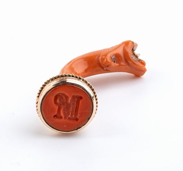 Maestranze trapanesi : Pendente con sigillo in oro e corallo Mediterraneo  - Asta Gioielli, Orologi e Penne - Associazione Nazionale - Case d'Asta italiane