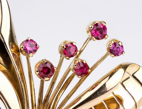 Spilla in oro con rubini e diamanti  - Asta Gioielli, Orologi e Penne - Associazione Nazionale - Case d'Asta italiane
