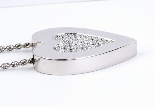 SALVINI : Girocollo in oro con pendente a cuore in oro e diamanti  - Asta Gioielli, Orologi e Penne - Associazione Nazionale - Case d'Asta italiane