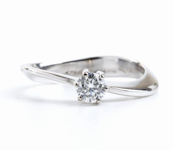 COMETE : Anello solitario in oro con diamante  - Asta Gioielli, Orologi e Penne - Associazione Nazionale - Case d'Asta italiane