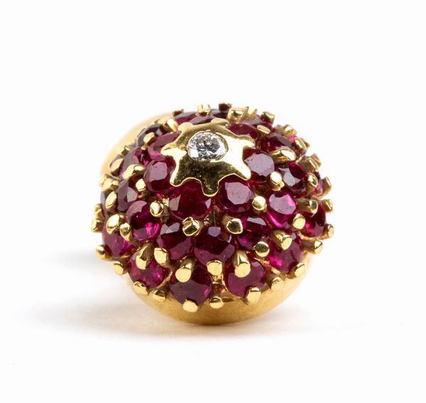 Pippo Perez : Coppia di gemelli da polso e bottoni da sparato in oro e rubini  - Asta Gioielli, Orologi e Penne - Associazione Nazionale - Case d'Asta italiane