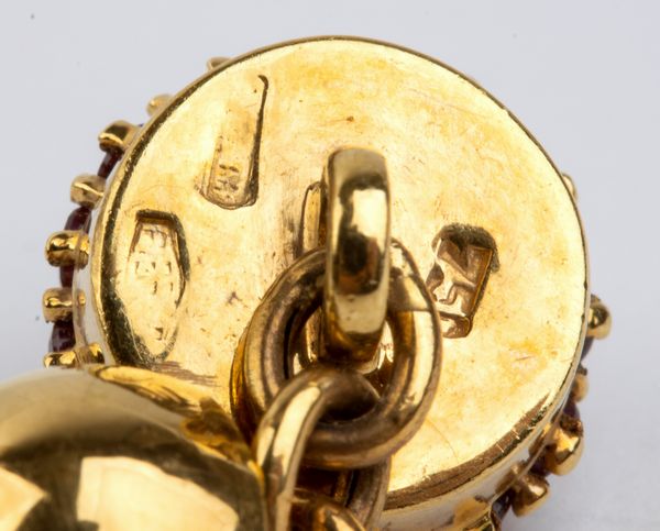 Pippo Perez : Coppia di gemelli da polso e bottoni da sparato in oro e rubini  - Asta Gioielli, Orologi e Penne - Associazione Nazionale - Case d'Asta italiane