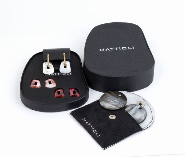 MATTIOLI : Orecchini in oro con diamanti e madreperla  - Asta Gioielli, Orologi e Penne - Associazione Nazionale - Case d'Asta italiane