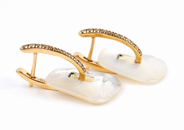 MATTIOLI : Orecchini in oro con diamanti e madreperla  - Asta Gioielli, Orologi e Penne - Associazione Nazionale - Case d'Asta italiane