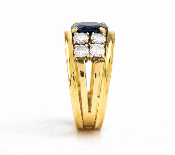 Anello in oro con zaffiro e diamanti  - Asta Gioielli, Orologi e Penne - Associazione Nazionale - Case d'Asta italiane