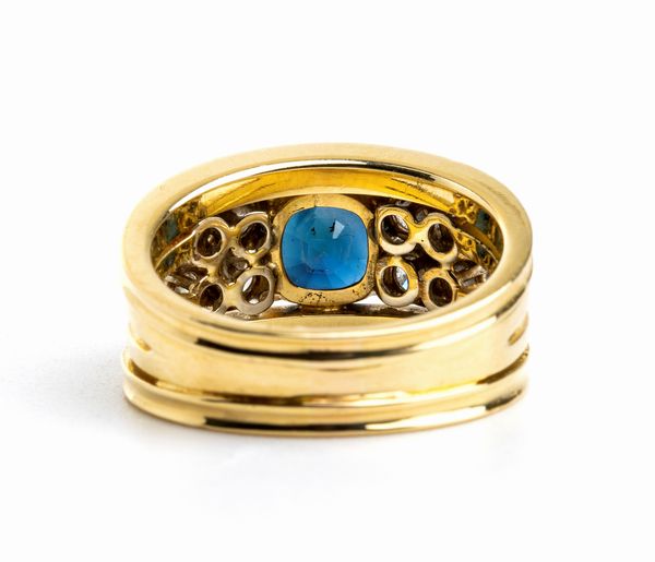 Anello in oro con zaffiro e diamanti  - Asta Gioielli, Orologi e Penne - Associazione Nazionale - Case d'Asta italiane