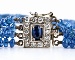 Girocollo in oro con zaffiri e diamanti  - Asta Gioielli, Orologi e Penne - Associazione Nazionale - Case d'Asta italiane