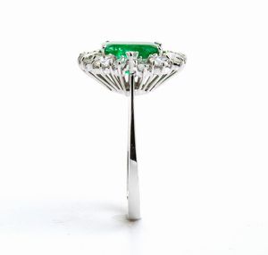 Anello in oro con smeraldo e diamanti  - Asta Gioielli, Orologi e Penne - Associazione Nazionale - Case d'Asta italiane