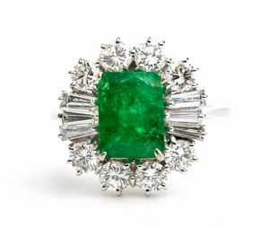 Anello in oro con smeraldo e diamanti  - Asta Gioielli, Orologi e Penne - Associazione Nazionale - Case d'Asta italiane