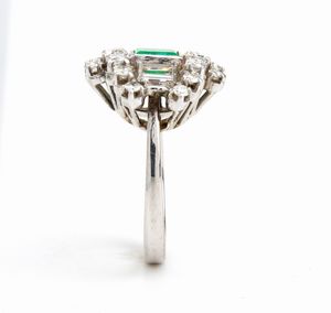 Anello in oro con diamanti e smeraldo  - Asta Gioielli, Orologi e Penne - Associazione Nazionale - Case d'Asta italiane