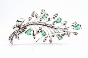 Spilla in oro con diamanti e smeraldi  - Asta Gioielli, Orologi e Penne - Associazione Nazionale - Case d'Asta italiane