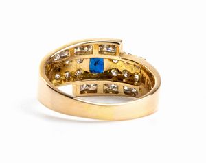 Anello in oro con diamanti e zaffiro  - Asta Gioielli, Orologi e Penne - Associazione Nazionale - Case d'Asta italiane