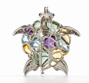 Spilla - Pendente tartaruga in oro, diamanti e paste vitree  - Asta Gioielli, Orologi e Penne - Associazione Nazionale - Case d'Asta italiane