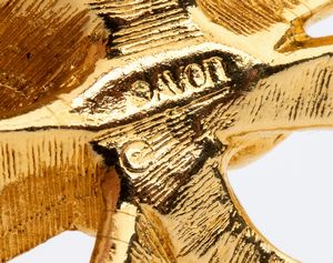 Lotto di 3 spille in oro  - Asta Gioielli, Orologi e Penne - Associazione Nazionale - Case d'Asta italiane