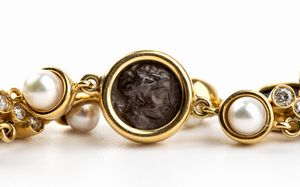 Bracciale in oro con perle, diamanti e monete  - Asta Gioielli, Orologi e Penne - Associazione Nazionale - Case d'Asta italiane