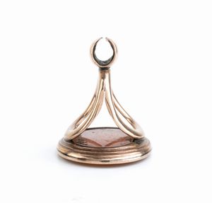 Sigillo stile archeologico in oro incastonato con corniola  - Asta Gioielli, Orologi e Penne - Associazione Nazionale - Case d'Asta italiane