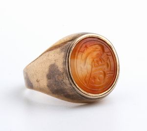 Anello stile archeologico in oro incastonato con corniola  - Asta Gioielli, Orologi e Penne - Associazione Nazionale - Case d'Asta italiane