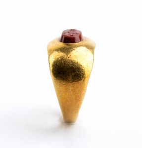 Anello stile archeologico in oro incastonato con diaspro rosso  - Asta Gioielli, Orologi e Penne - Associazione Nazionale - Case d'Asta italiane
