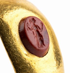 Anello stile archeologico in oro incastonato con diaspro rosso  - Asta Gioielli, Orologi e Penne - Associazione Nazionale - Case d'Asta italiane