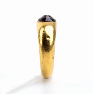 Anello stile archeologico in oro incastonato con agata  - Asta Gioielli, Orologi e Penne - Associazione Nazionale - Case d'Asta italiane