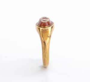 Anello stile archeologico in oro incastonato con agata  - Asta Gioielli, Orologi e Penne - Associazione Nazionale - Case d'Asta italiane