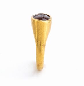 Anello stile archeologico in oro incastonato con granato  - Asta Gioielli, Orologi e Penne - Associazione Nazionale - Case d'Asta italiane