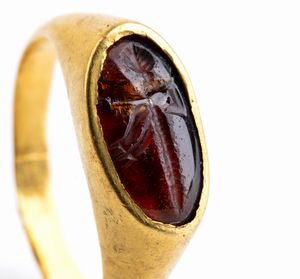 Anello stile archeologico in oro incastonato con granato  - Asta Gioielli, Orologi e Penne - Associazione Nazionale - Case d'Asta italiane