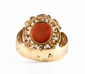 Bracciale rigido in oro con cammeo in corallo Mediterraneo  - Asta Gioielli, Orologi e Penne - Associazione Nazionale - Case d'Asta italiane