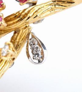 Spilla melograno in oro con smalti, rubini e diamanti  - Asta Gioielli, Orologi e Penne - Associazione Nazionale - Case d'Asta italiane