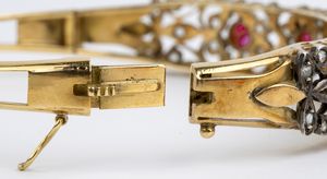 Bracciale a cerchio rigido in oro ed argento, con rubini e diamanti  - Asta Gioielli, Orologi e Penne - Associazione Nazionale - Case d'Asta italiane