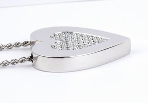 SALVINI : Girocollo in oro con pendente a cuore in oro e diamanti  - Asta Gioielli, Orologi e Penne - Associazione Nazionale - Case d'Asta italiane