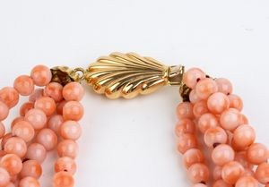 Girocollo in oro con corallo rosa  - Asta Gioielli, Orologi e Penne - Associazione Nazionale - Case d'Asta italiane
