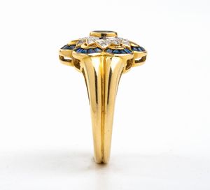 Anello in oro con zaffiri e diamanti  - Asta Gioielli, Orologi e Penne - Associazione Nazionale - Case d'Asta italiane